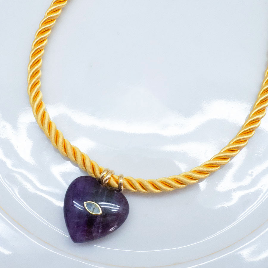 COLLIER DEVA - COEUR AMETHYSTE SUR CORDON MIEL