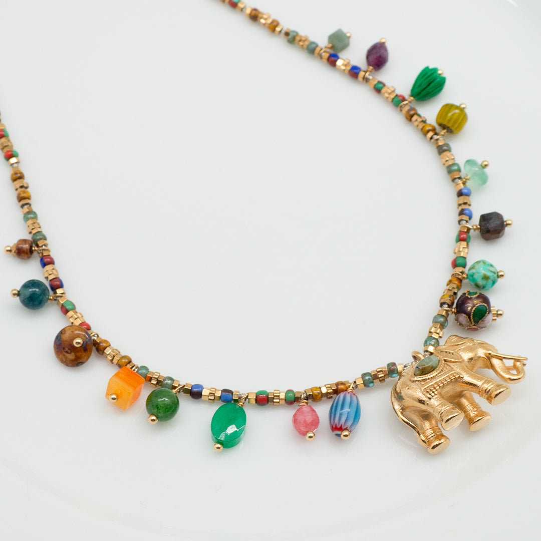 COLLIER PLAZA DE LA PRINCESA - ELEPHANT ET PAMPILLES MULTICOLORES