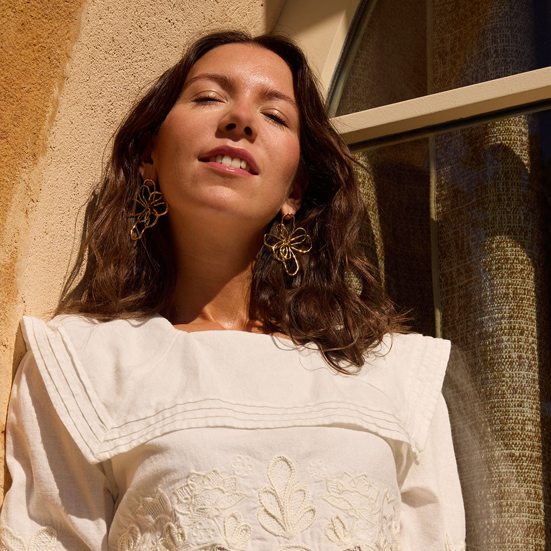BOUCLE D'OREILLES LA COROGNE - FLEURS EN FIL DORE MARTELÉ