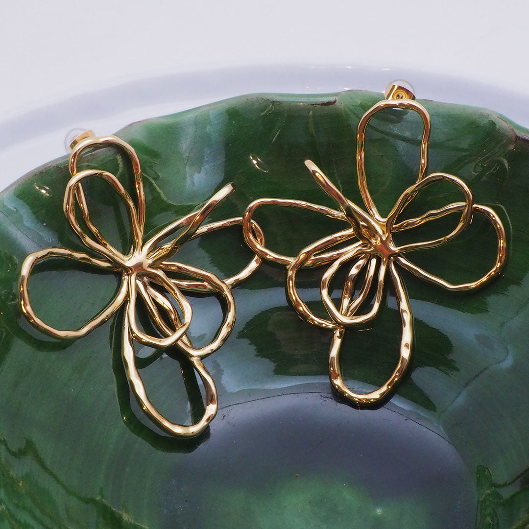 BOUCLE D'OREILLES LA COROGNE - FLEURS EN FIL DORE MARTELÉ