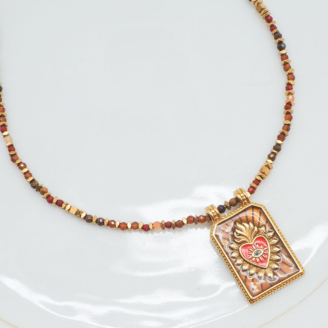 COLLIER TUI - PERLES COLORÉES ET MÉDAILLE COEUR EX VOTO